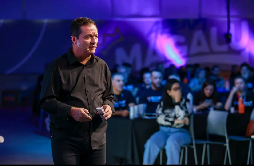Enrique Machado palestrando — 10 pecados do líder