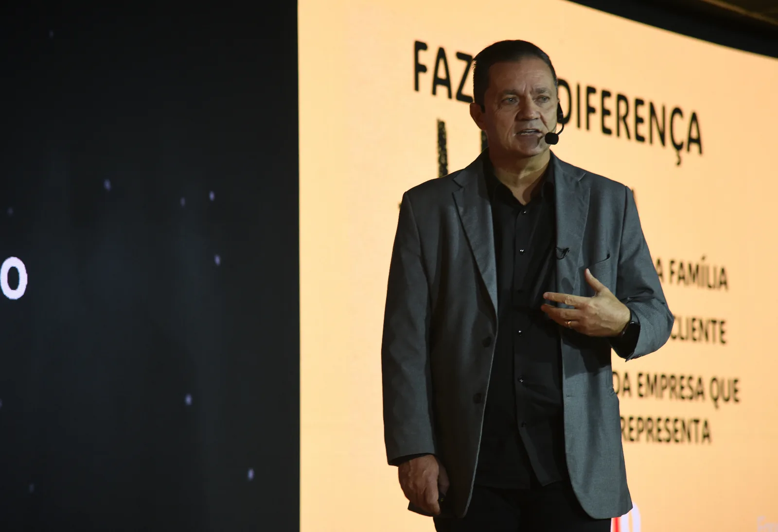 Enrique Machado palestrando — A arte de se DOAR